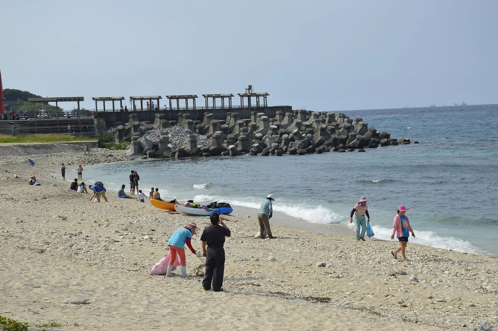 小琉球中澳沙灘的白色沙灘、清澈海水與遠方海岸